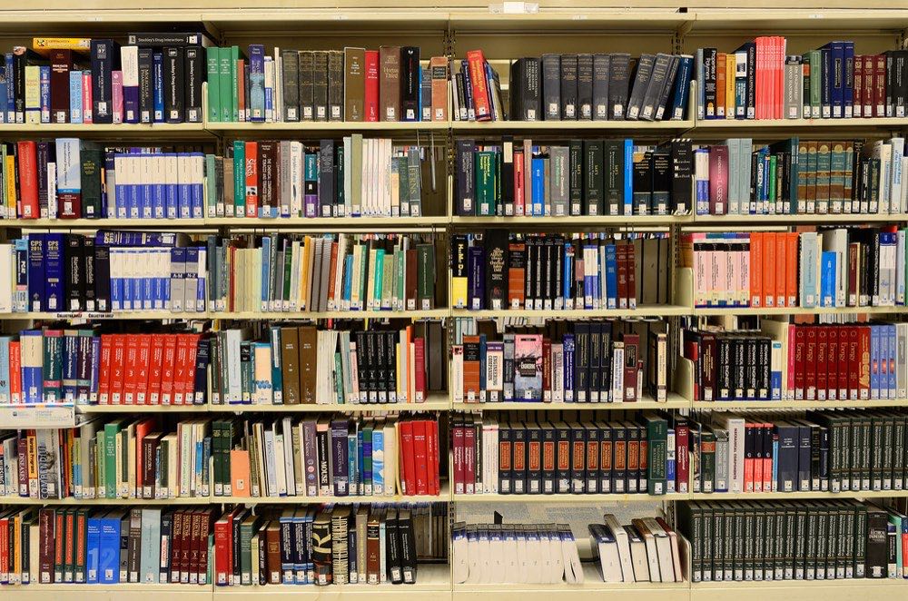 図書館の本棚に並ぶ書籍